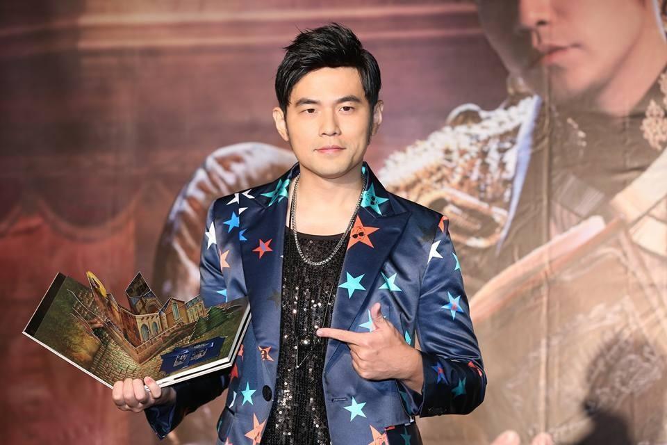 周杰伦最新杂志封面曝光，潮流与音乐的完美交融