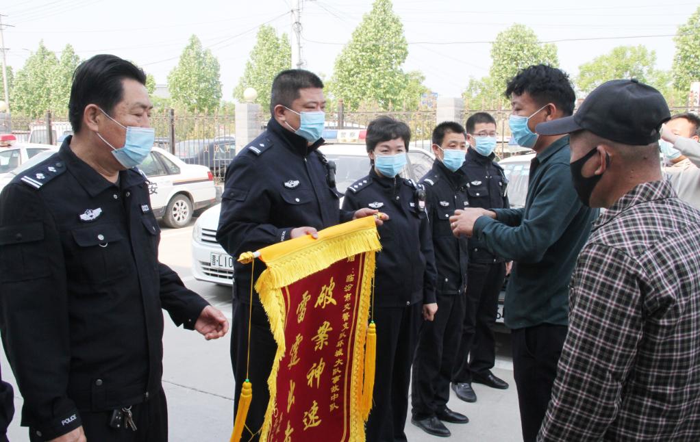 致敬英勇无畏的守护者，最新赠交警锦旗表彰仪式